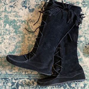 NEW Minnetonka black suede knee-high, lace-up fringe moccasins. Size 9. NWOT